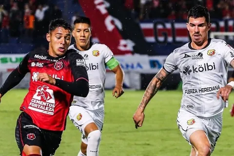 Con 9 hombres y un arbitraje cuestionable, Alajuelense rescató el empate ante Herediano