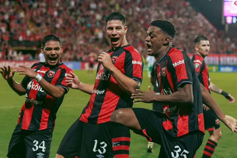 Guimaraes le suelta la mano: Alajuelense deja ir a otro de los favoritos de la afición