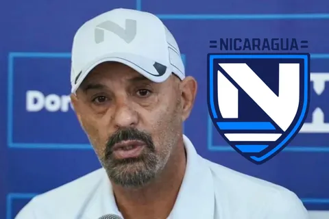 El Fantasma Figueroa en conferencia de prensa.