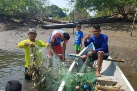 Un futbolista de la liga salvadoreña regaló pescados a los necesitados