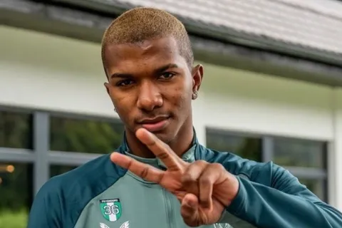 Problemas con la policía perjudican a Jeyland Mitchell en Feyenoord