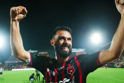 Felices pero sin triunfalismos: Las mesuradas declaraciones de Bryan Ruiz y Pipo González