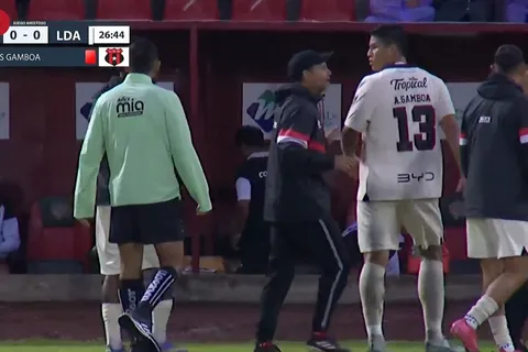 Frente a las cámaras: Alexis Gamboa genera indignación en México por su gesto tras ser expulsado con Alajuelense