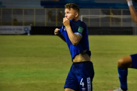 Eriq Zavaleta contó la extraña sensación que tuvo cuando sonó el himno de El Salvador