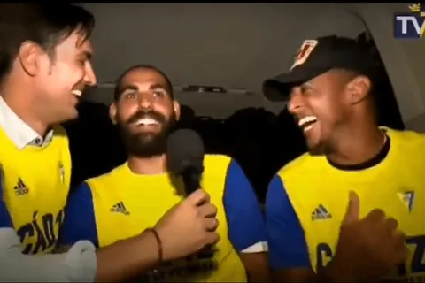 Compañero de Lozano lo trollea durante los festejos del ascenso