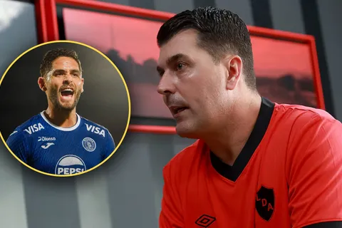 Mientras Jonathan Moya firmó con Motagua, Ismael Rescalvo ya tiene a su "9" en Alajuelense