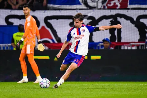 Liverpool sigue de cerca a Tyler Morton tras su gran arranque en Lyon, pero no hay oferta