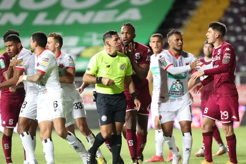 Reconocido árbitro tico fue visto con la camiseta de Saprissa y confesó la verdad del polémico caso