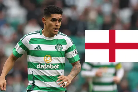Luis Palma con la camiseta del Celtic de Escocia.