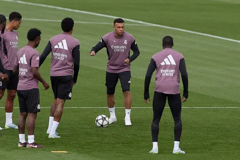 Mbappé volvió a entrenar con el grupo del Real Madrid tras dos días en solitario