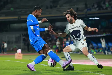 César Huerta marcó y fue expulsado: Pumas dejó escapar dos ventajas y empató 3-3 con Cruz Azul