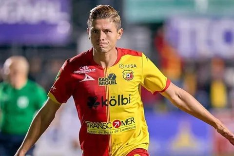 Jesús Godínez podría no jugar ni en Herediano ni en Alajuelense. (Foto: ESPN)
