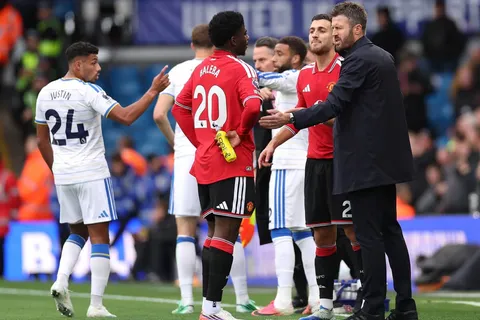 “No siempre es necesario presionar para ganar”: Michael Carrick respondió a las críticas al Manchester United