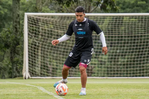 ¿Por qué Michael Chirinos no ha debutado con Saprissa?