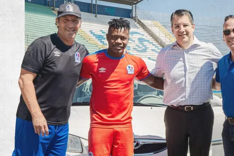 El Olimpia le entregó carro nuevo a Junior Lacayo