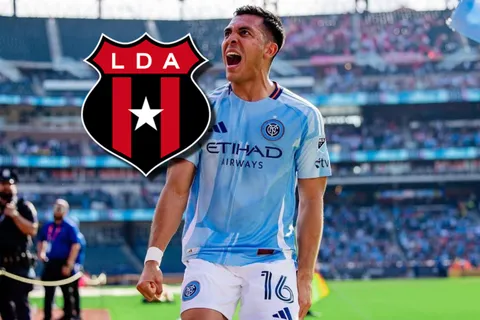 Alonso Martínez se muestra con la camiseta de Alajuelense.