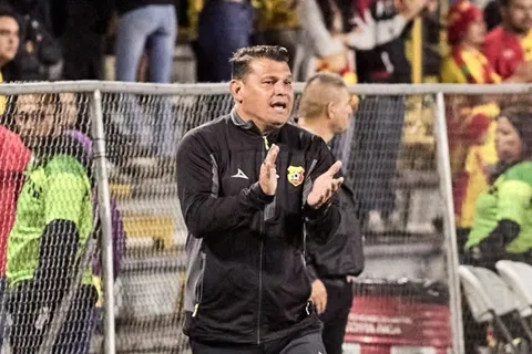 ¡Destituido! Geiner Segura es el undécimo técnico despedido por Herediano tras caer ante Alajuelense