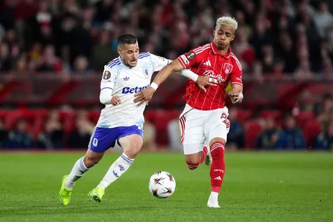 AC Milan avanza por Omari Hutchinson: acuerdo verbal, cesión inicial y revisión médica pendiente