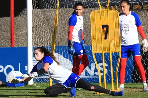 Portera de la Sele femenina hace reclamo a la Fedefut