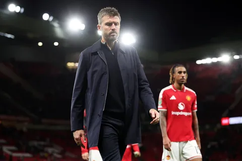 Michael Carrick bajo escrutinio: Oliver Kay advierte que el camino de Arteta no garantiza una transformación duradera en Manchester United