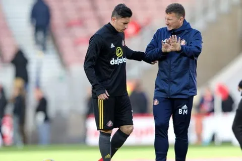 Bryan Oviedo volvió a Sunderland mientras define su destino