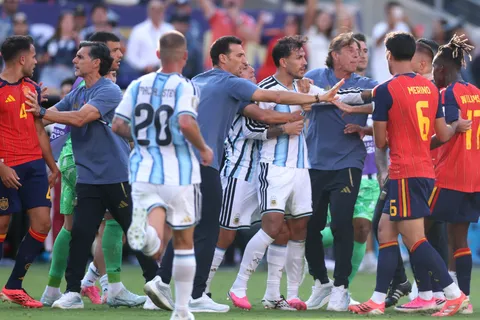 Castigo de la FIFA: Argentina ya conoce la sanción por el escandaloso final ante España y Leandro Paredes no es el único apuntado