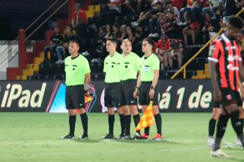 Los árbitros de Costa Rica están pidiendo el regreso de Horacio Elizondo