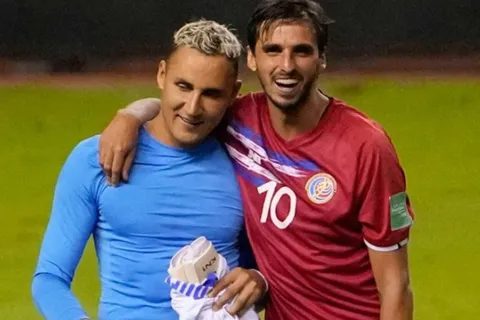 ¿Quién fue el primer legionario en la historia de Costa Rica y que jugó en el FC Barcelona?
