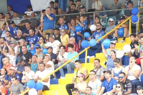 La insólita estrategia de un club tico para conseguir mas apoyo en su estadio