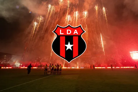 "Negociaciones avanzadas": Alajuelense acelera por el refuerzo bomba que llegaría desde Europa para romper el mercado de fichajes