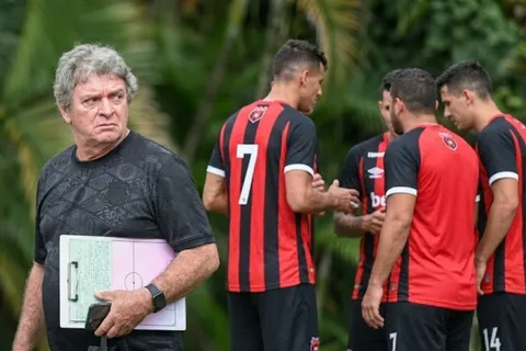 Futbolista de Alajuelense toma extraña decisión.