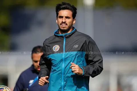 En Brasil se reveló el sueldo que tendría Bryan Ruiz con Santos