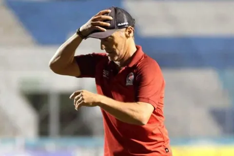 Pedro Troglio no quiso hablar luego de la derrota de Olimpia contra Marathón