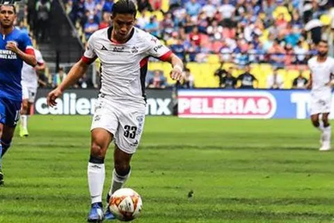 Michaell Chirinos dio asistencia en revés de Lobos BUAP