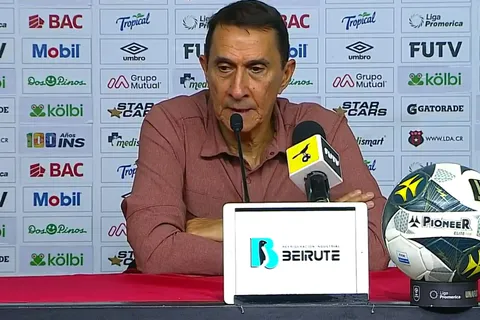 Alexandre Guimaraes mostró su bronca en conferencia.