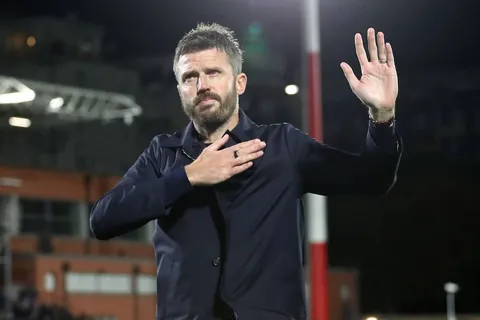 El gesto de disculpa de Carrick tras caer 4-1 ante Como recordó al de Solskjær