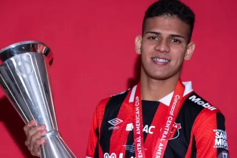 Edward Cedeño tendría su gran oportunidad en Europa.