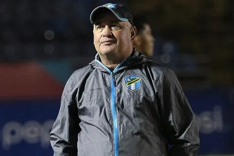 Willy Olivera suma un nuevo revés en Comunicaciones tras la derrota ante Alajuelense