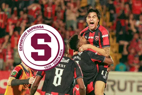 Alajuelense festeja su gol.