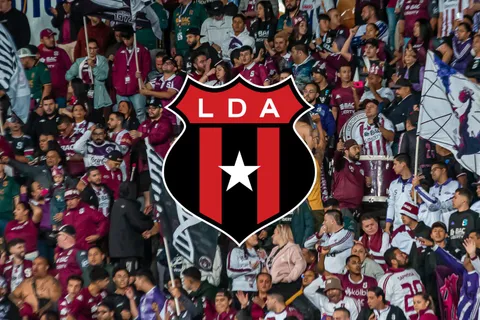 Escudo de Alajuelense y la afición de Saprissa.