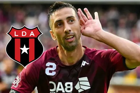 Mariano Torres con la camisa de Saprissa.