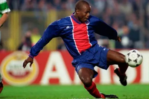 El PSG se acordó de Julio Dely Valdés en su cumpleaños