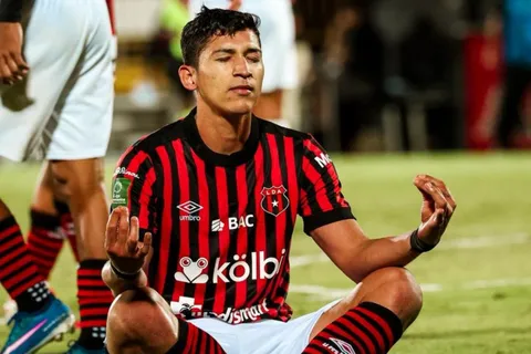 Ángel Zaldívar toma por sorpresa a Alajuelense con un mensaje lejos de Costa Rica: "Hay cosas más importantes"