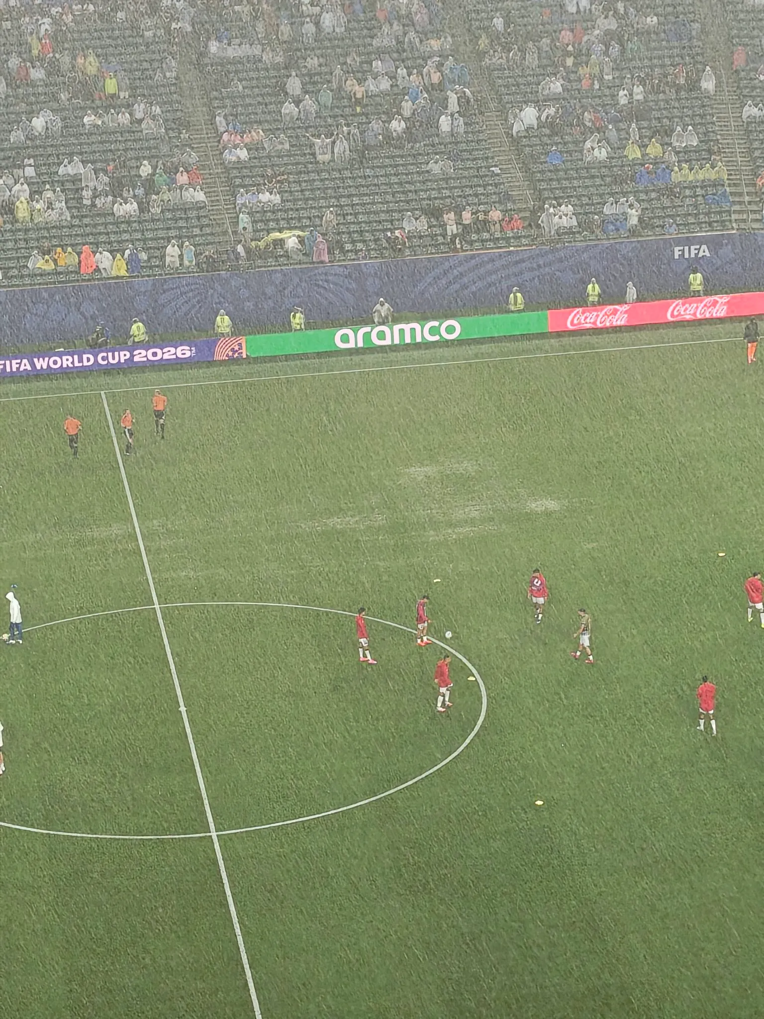 Los charcos en el campo de juego para el segundo tiempo de Francia e Irak (Julien Froment).