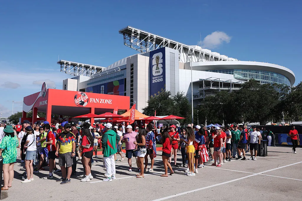 Los fanáticos comienzan a llegar al Houston Stadium para la primera llave de octavos de final del Mundial 2026 (Photo by Lars Baron/Getty Images)