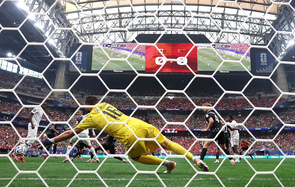 Azzedine Ounahi puso el 1-0 para Marruecos con un remate desde la entrada del área (Photo by Kevin C. Cox/Getty Images).