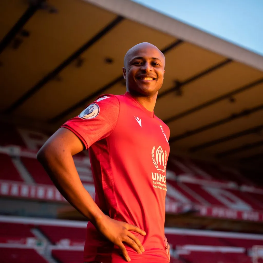 Ayew ya posó con los colores de su nuevo club. (TW @NFFC)