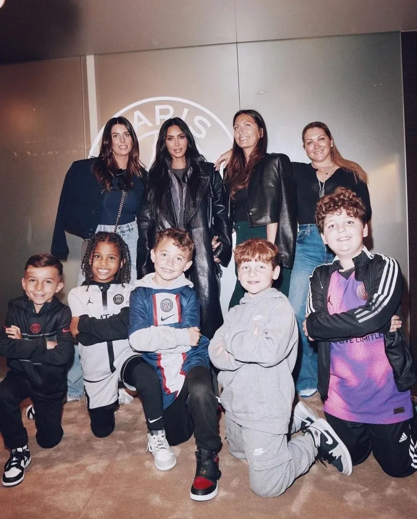 Kim Kardashian y otras mamás con sus hijos en el estadio del PSG (Kim Kardashian, Instagram)