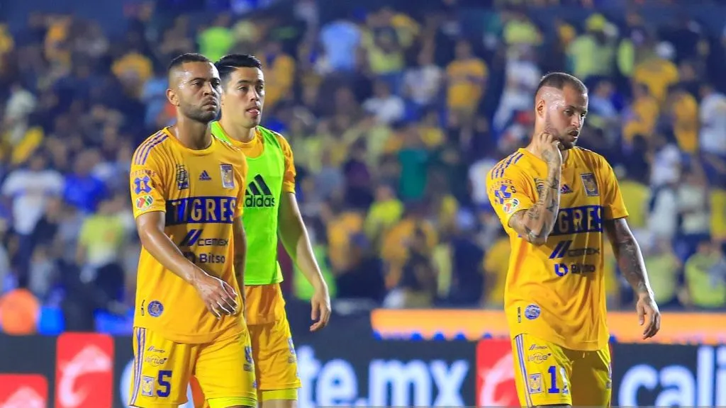 Jugadores de Tigres a la salida de la derrota ante América . (Photo by Alfredo Lopez/Jam Media/Getty Images