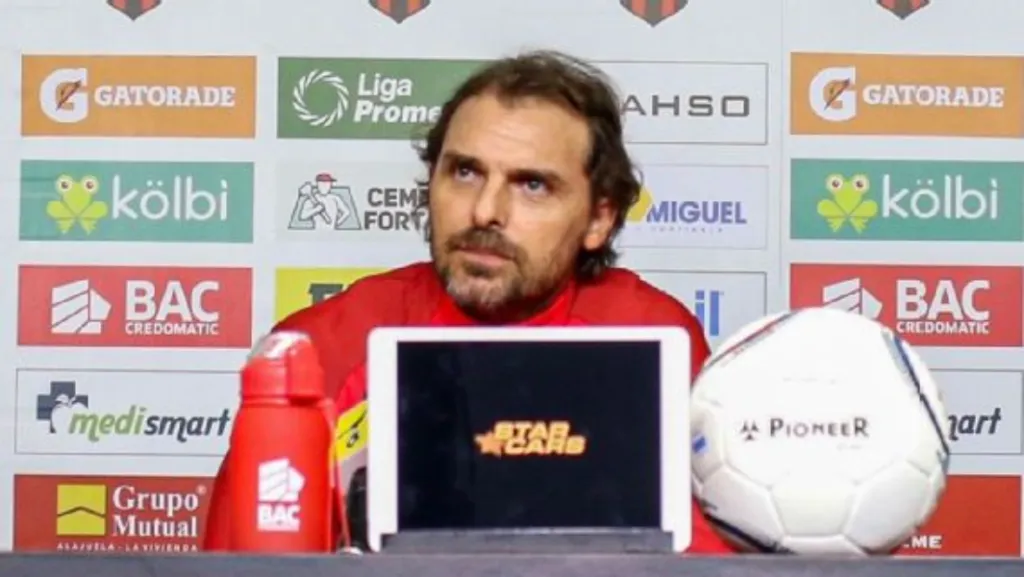 Andrés Carevic habló en conferencia de prensa.